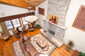 Tv, eldstad, dvd-spelare och en stereo