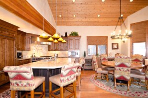 Kylskåp, mikrovågsugn, ugn och spishäll