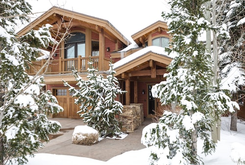 Spacious 4500Sq/Ft - 5 Bed 5.5 Bath - Theater - Ski, Shop, Dine Within Steps!
