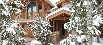 Spacious 4500Sq/Ft - 5 Bed 5.5 Bath - Theater - Ski, Shop, Dine Within Steps!