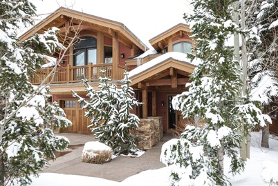 Spacious 4500Sq/Ft - 5 Bed 5.5 Bath - Theater - Ski, Shop, Dine Within Steps!