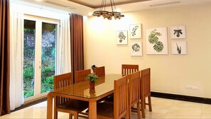 Red Gate Villa, 5 Bedrooms | In-room dining