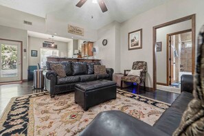 Smart-TV, Kamin, DVD-Player, Bücher