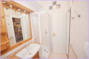 Triple Room (The Aft Cabin) | Bathroom | Hair dryer, bidet, towels - Sailor's Cabin with DoYouBnb Concierge (Rome)