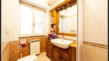 Sèche-cheveux, bidet, serviettes fournies