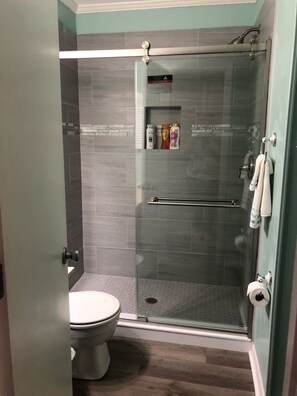 Douche, sĂšche-cheveux, serviettes fournies, savon