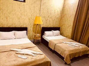 أغطية فراش متميزة ومكتب ومساحة عمل للكمبيوتر المحمول