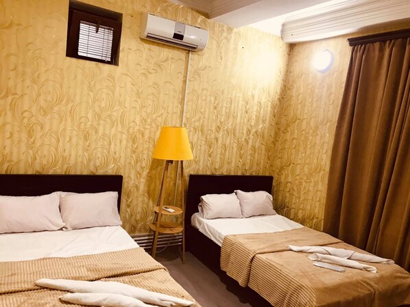 أغطية فراش متميزة ومكتب ومساحة عمل للكمبيوتر المحمول