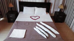 Quarto casal | Roupas de cama premium, escrivaninha, espaço de trabalho para notebook