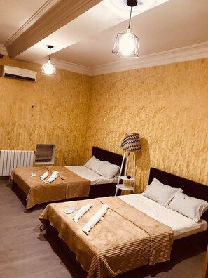 Quarto triplo | Roupas de cama premium, escrivaninha, espaço de trabalho para notebook