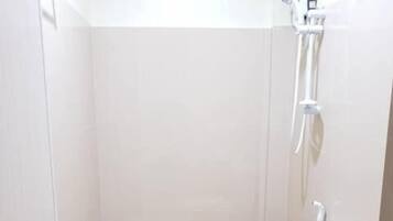 Pancuran mandi, kelengkapan dandanan diri percuma, tuala disediakan