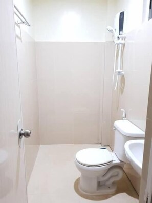 Ducha, artículos de tocador gratuitos, toallas