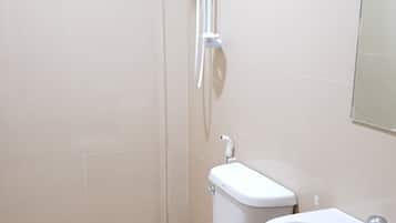 Deluxe-Zimmer | Badezimmer | Dusche, kostenlose Toilettenartikel, Handtücher
