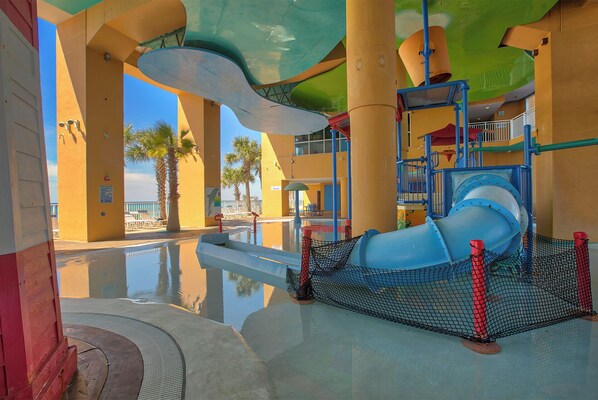 A heated pool - Splash 106E - Gulf Front, Community Pool, Kids Waterpark, Lazy River, Game Room! (Panama City Beach)