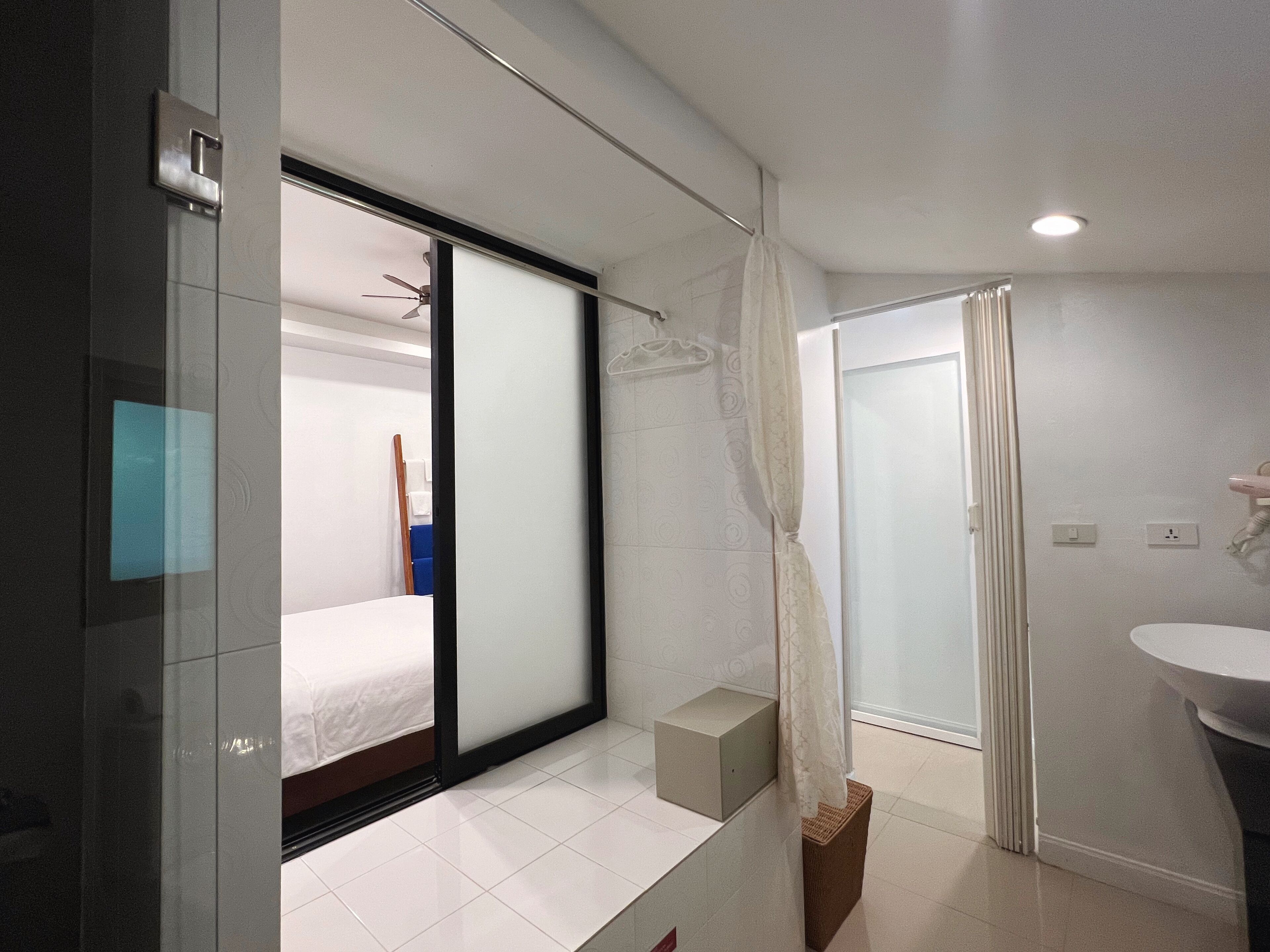 deluxe room, 1 king bed, no windows | bathroom | shower, rainfall showerhead, free toiletries, hair dryer