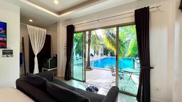 Deluxe Double Room with Pool View | 房內夾萬、書桌、遮光窗簾/窗簾、免費 Wi-Fi