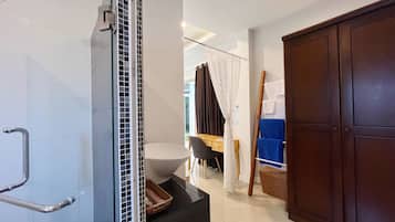 Habitación Deluxe con 2 camas individuales | Baño | Regadera, regadera tipo lluvia, amenidades de baño gratuitas