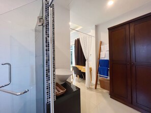 Quarto duplo luxo | Banheiro | Chuveiro, chuveiro com efeito de chuva, produtos de toalete grátis 