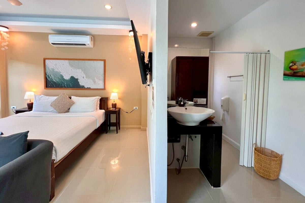 Deluxe Double Room with  Pool View | Safe på rommet, skrivebord, blendingsgardiner og wi-fi (inkludert)