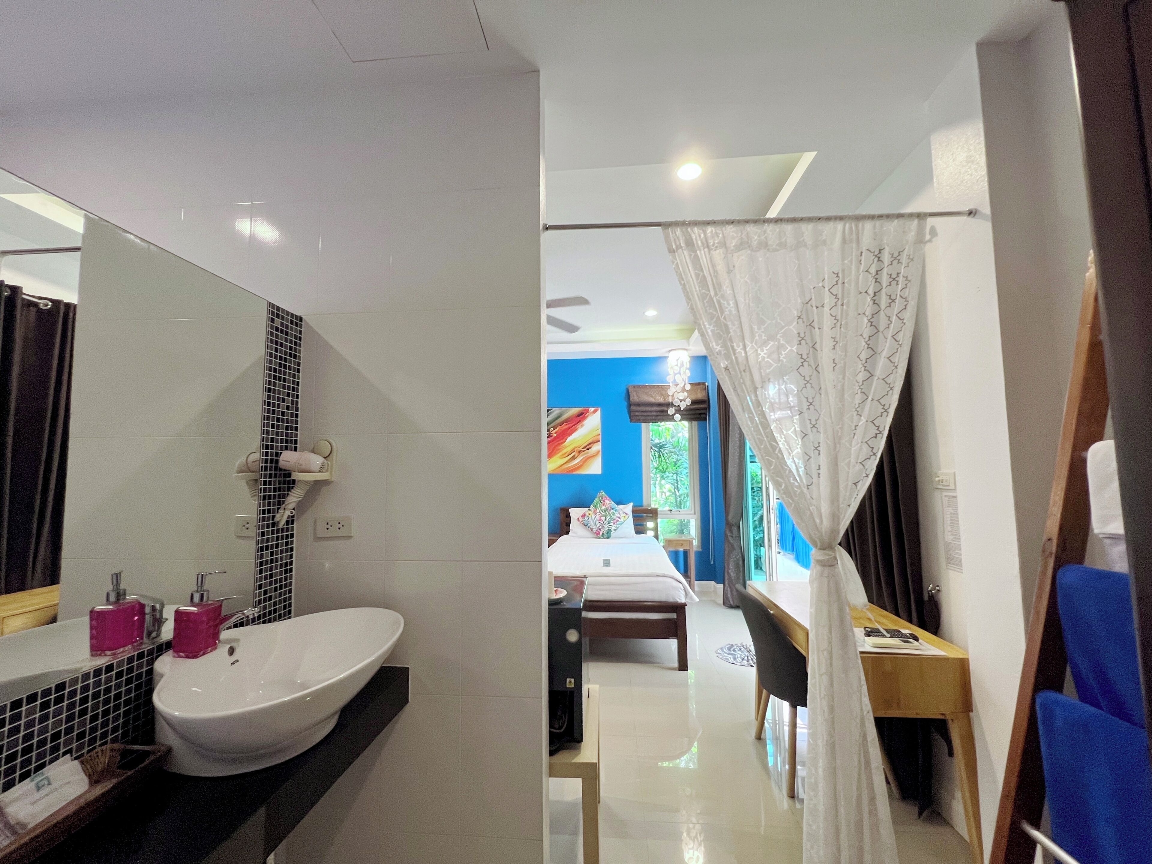deluxe twin room | bathroom | shower, rainfall showerhead, free toiletries, hair dryer