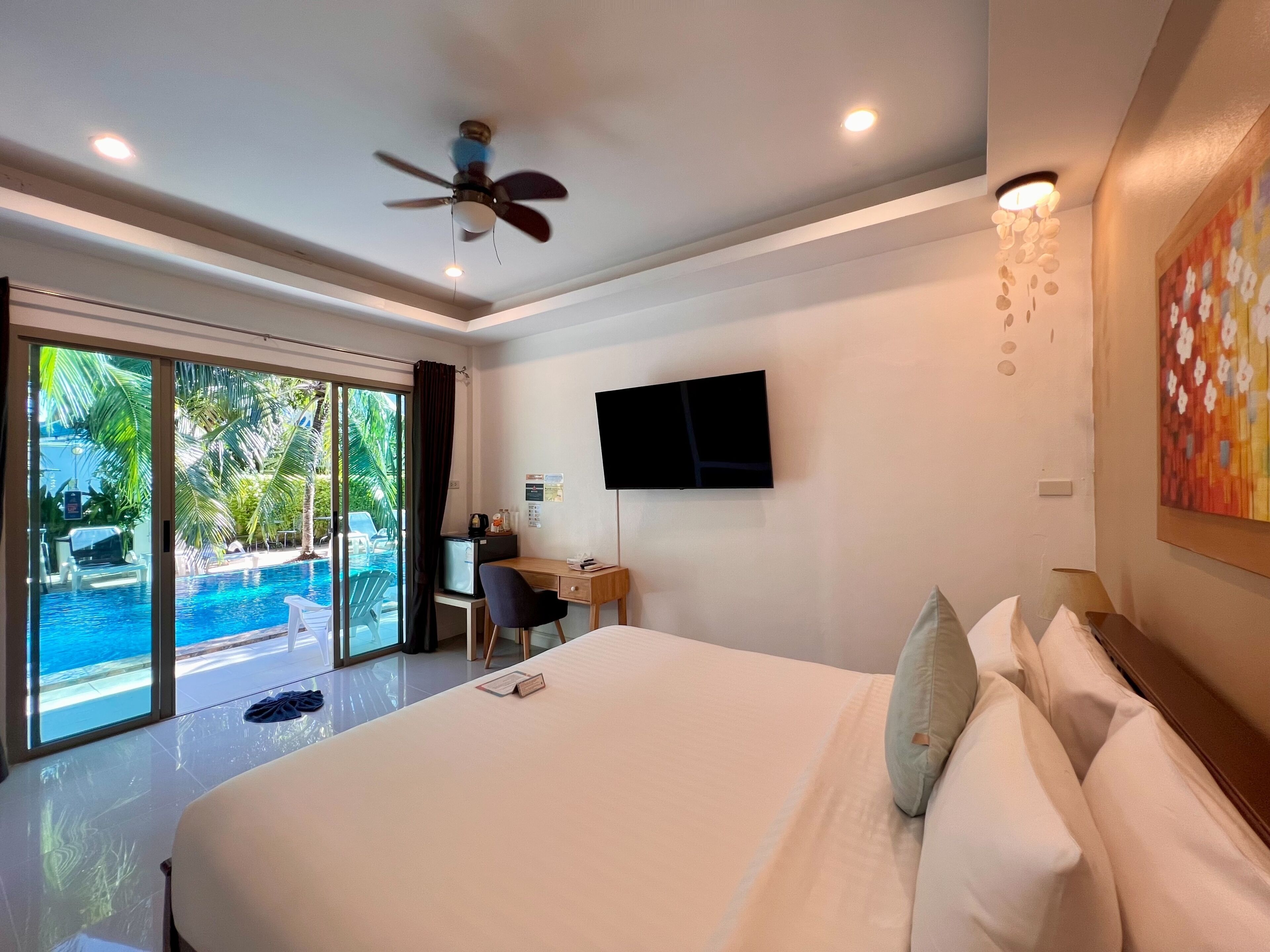 Standard Room, 1 King Bed, Pool Access
