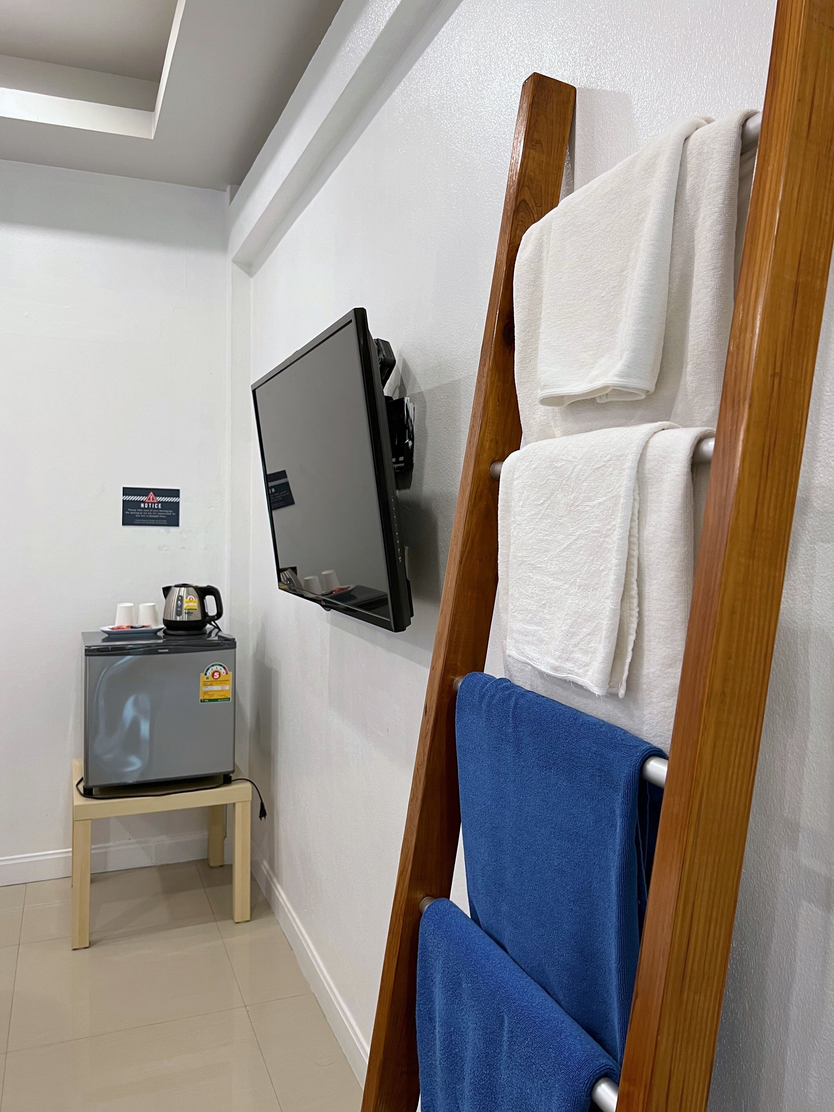 deluxe room, 1 king bed, no windows | room amenity