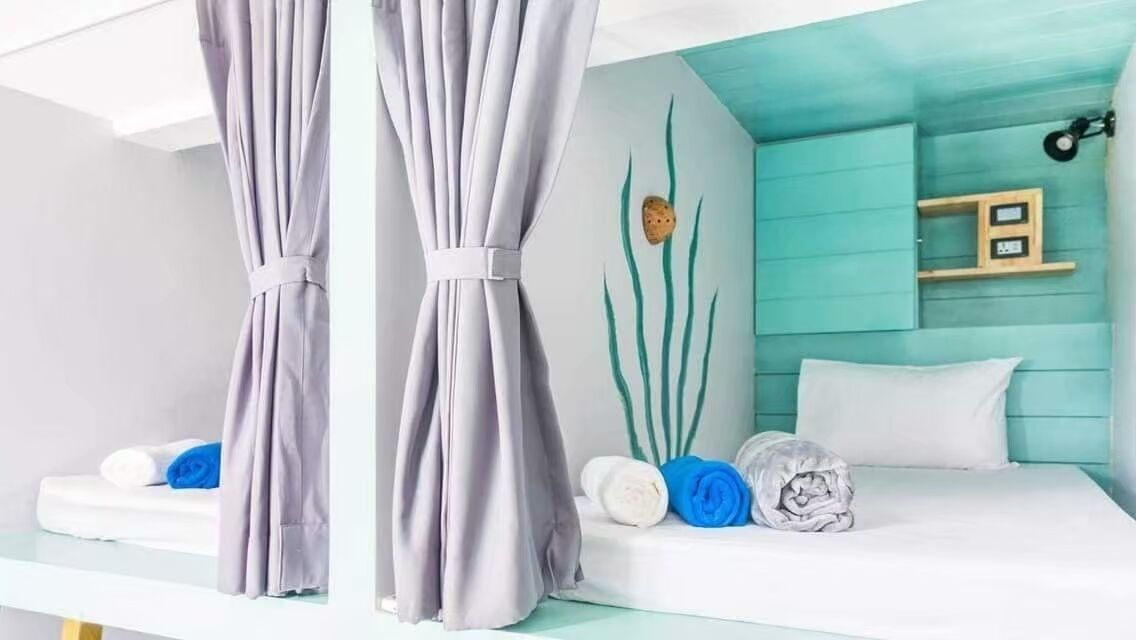 Quarto econômico, em dormitório misto | Cofres nos quartos, escrivaninha, cortinas blackout, Wi-Fi de cortesia