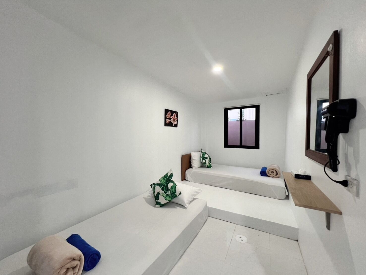 Quarto duplo standard | Cofres nos quartos, escrivaninha, cortinas blackout, Wi-Fi de cortesia