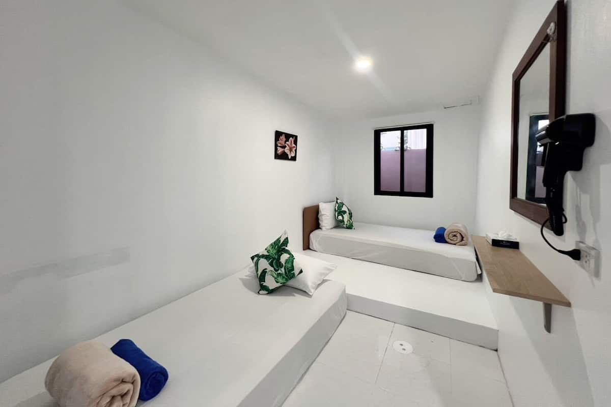 Quarto duplo standard | Cofres nos quartos, escrivaninha, cortinas blackout, Wi-Fi de cortesia