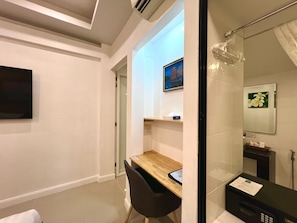 Standard Double Room with Balcony | สิ่งอำนวยความสะดวกในห้องน้ำ | ฝักบัว, เรนชาวเวอร์, ของใช้ในห้องน้ำฟรี, ไดร์เป่าผม