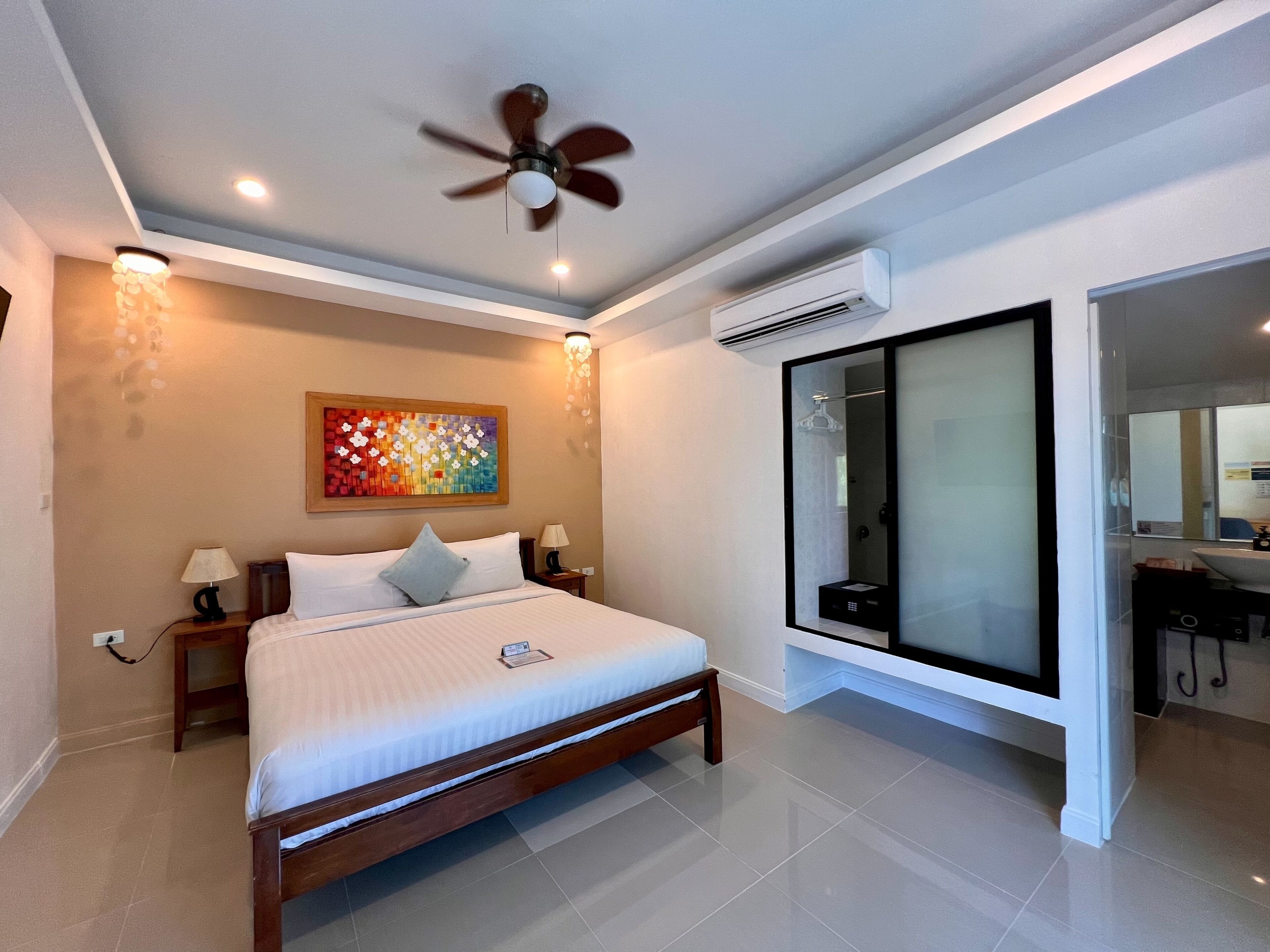 Quarto standard, 1 cama King, acesso à piscina | Cofres nos quartos, escrivaninha, cortinas blackout, Wi-Fi de cortesia