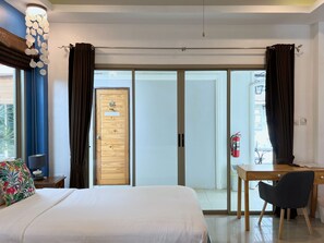 Phòng 2 giường đơn Deluxe | Két bảo mật tại phòng, bàn, màn/rèm cản sáng 