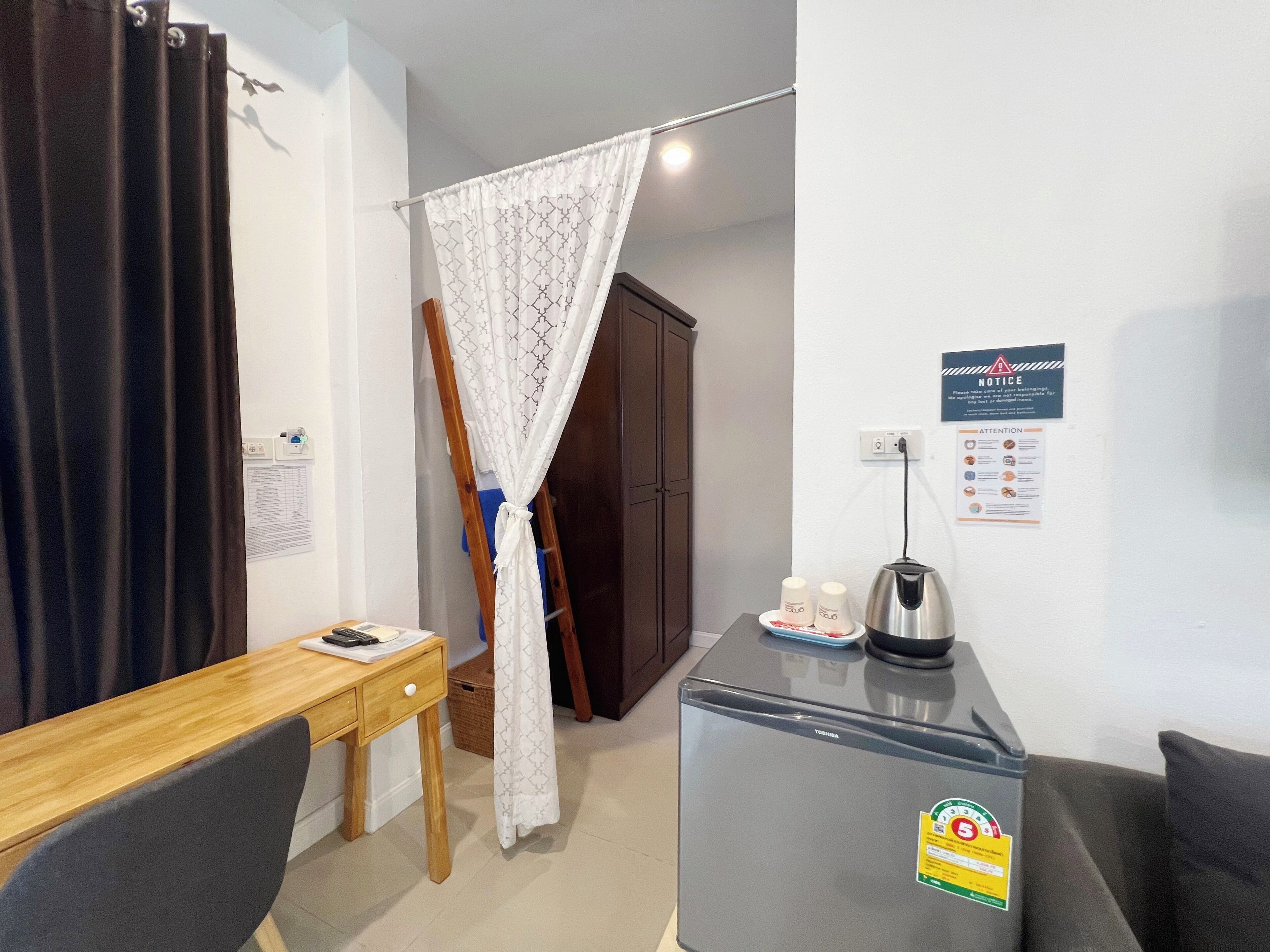 deluxe twin room | 1 bedroom, in-room safe, desk, blackout curtains