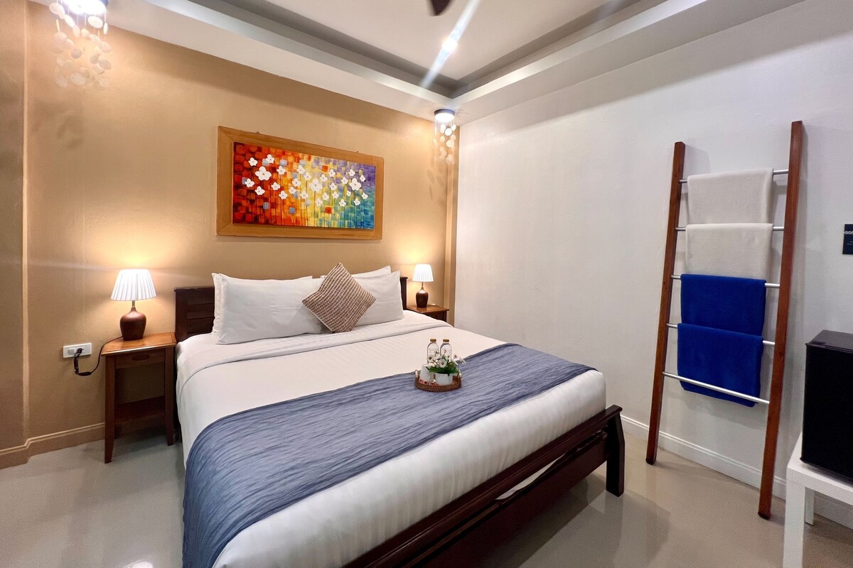 Deluxe Room, 1 King Bed, No Windows | In-room safe, desk, blackout drapes, WiFi (free)