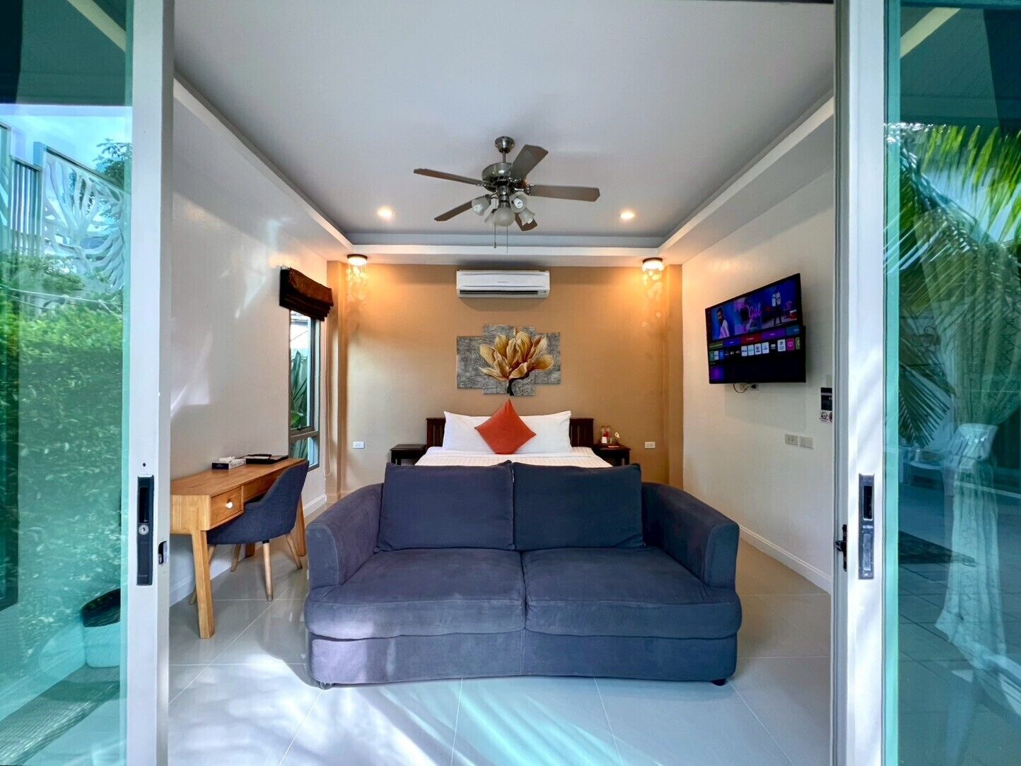 Deluxe Double Room with  Pool View | Cofres nos quartos, escrivaninha, cortinas blackout, Wi-Fi de cortesia