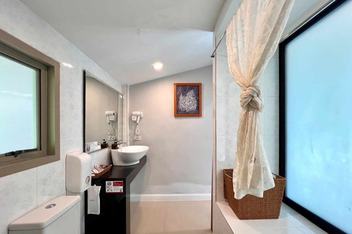 Standard Room, 1 King Bed, Pool Access | In-room safe, desk, blackout drapes, WiFi (free)