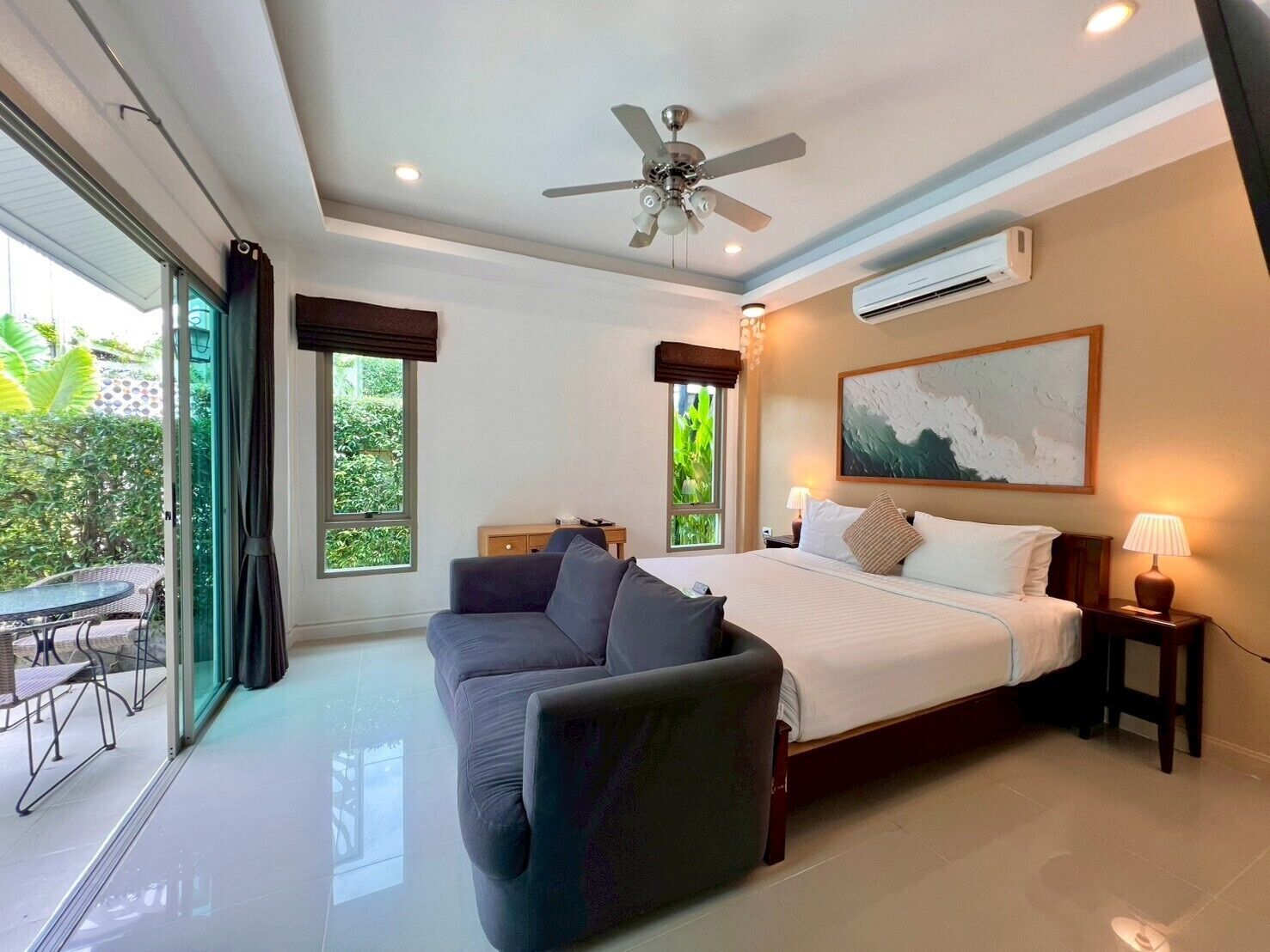 Deluxe Double Room with  Pool View | Cofres nos quartos, escrivaninha, cortinas blackout, Wi-Fi de cortesia