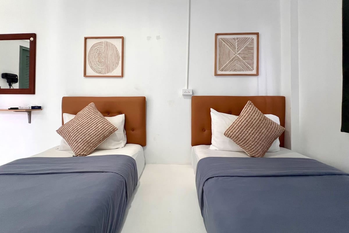 Standaard Twin kamer | Een kluis op de kamer, een bureau, verduisterende gordijnen, gratis wifi