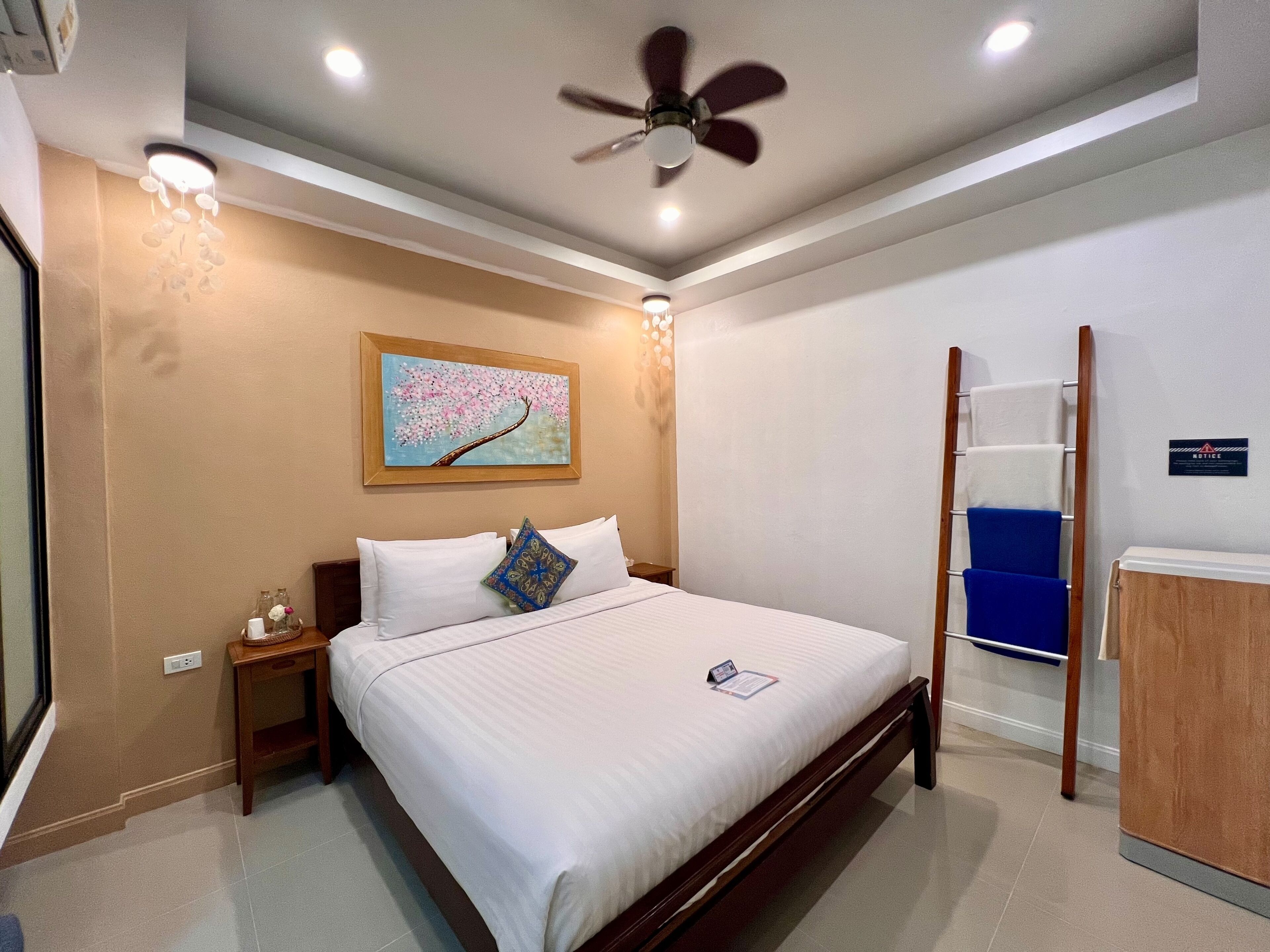 Quarto luxo, 1 cama King, sem janelas | Cofres nos quartos, escrivaninha, cortinas blackout, Wi-Fi de cortesia