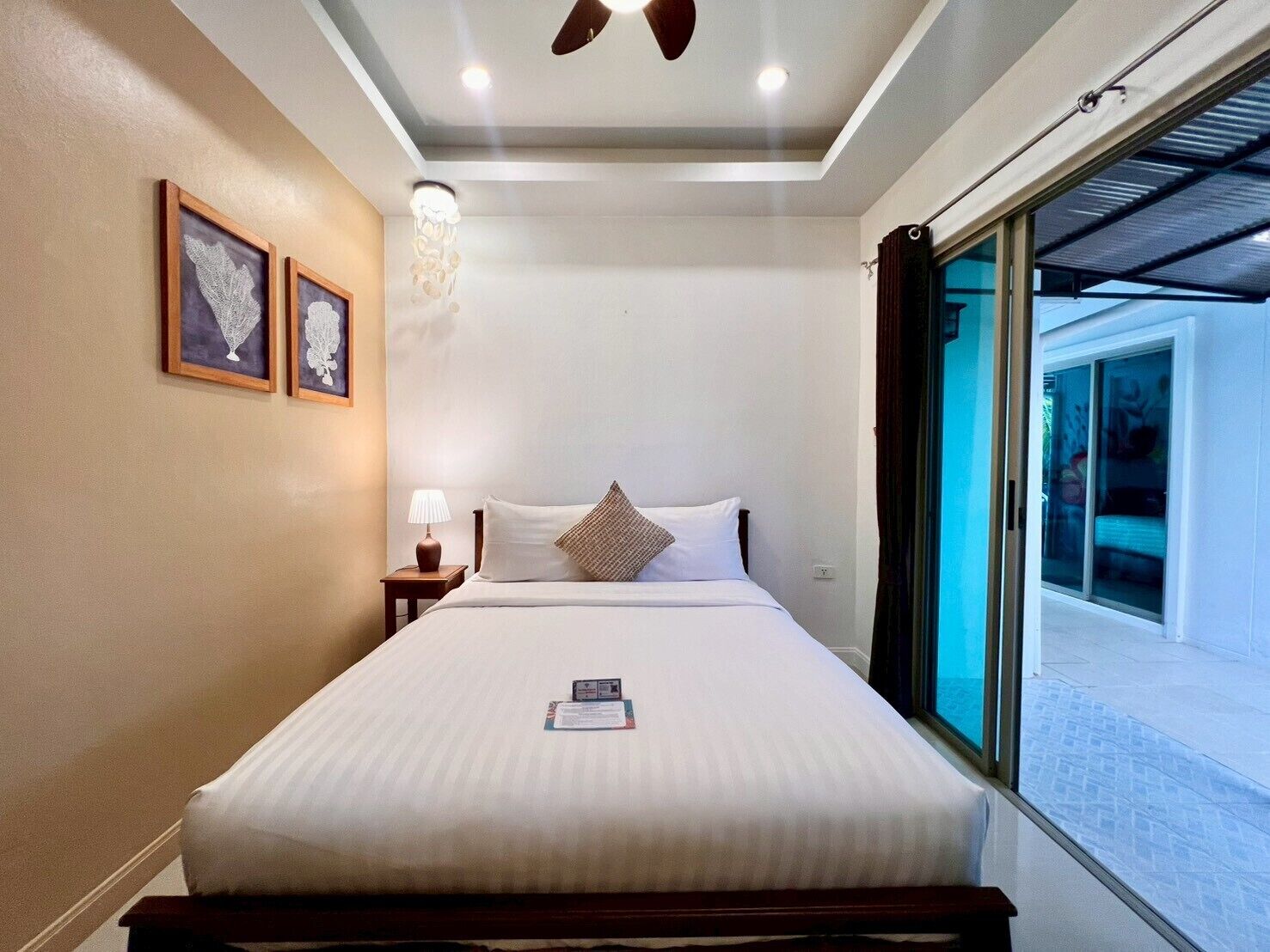 Standard Double Room with Balcony | Cofres nos quartos, escrivaninha, cortinas blackout, Wi-Fi de cortesia