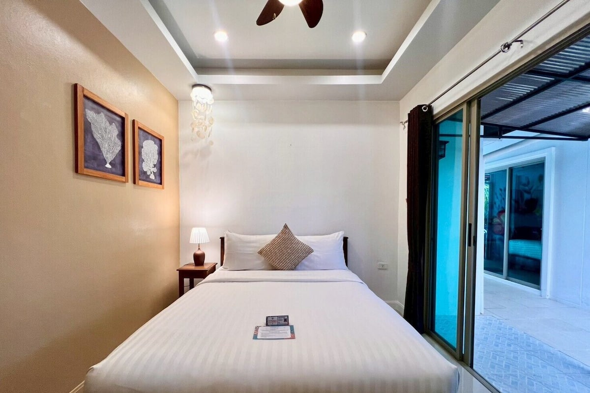 Standard Double Room with Balcony | Cofres nos quartos, escrivaninha, cortinas blackout, Wi-Fi de cortesia