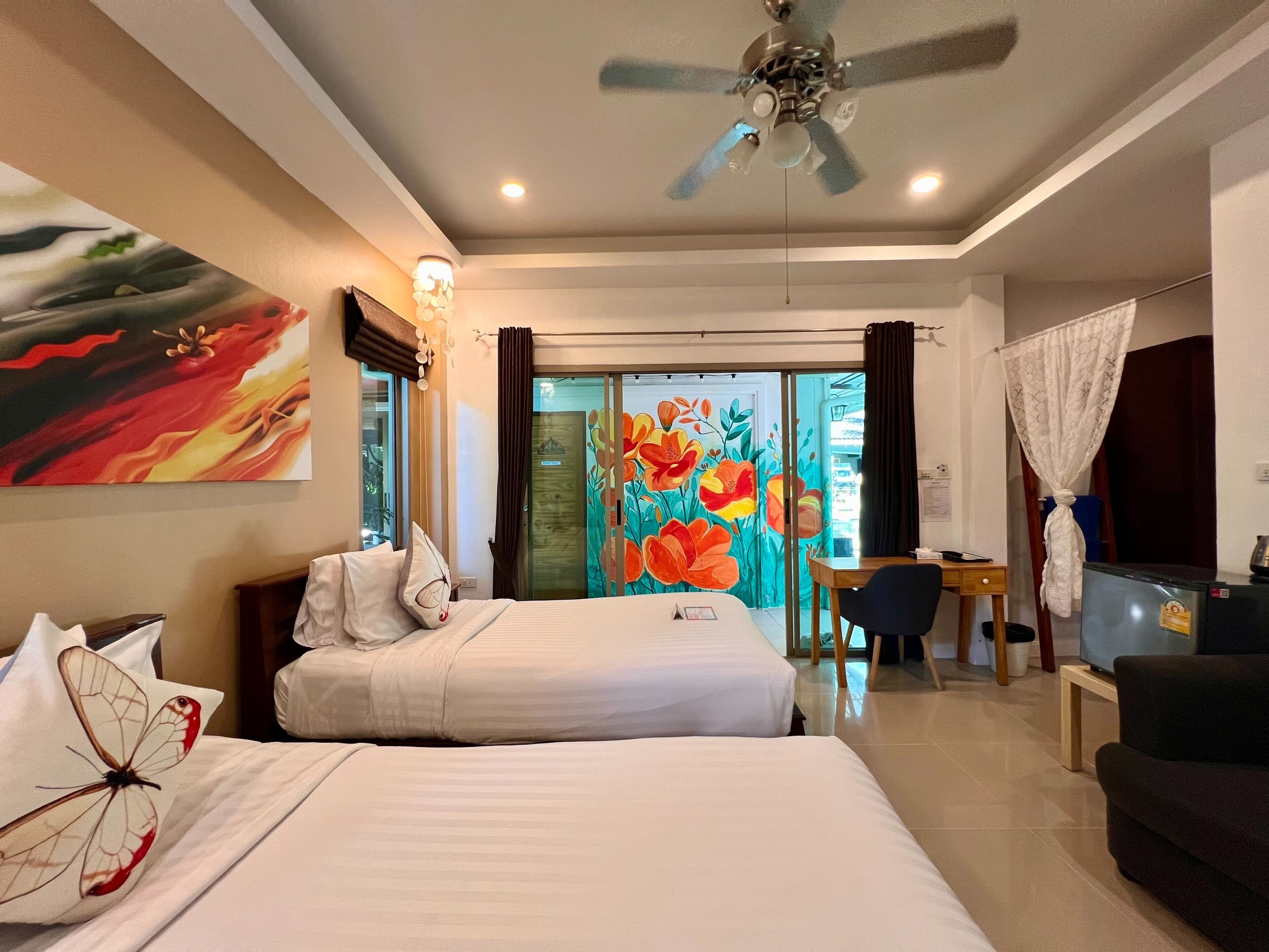 Quarto duplo luxo | Cofres nos quartos, escrivaninha, cortinas blackout, Wi-Fi de cortesia