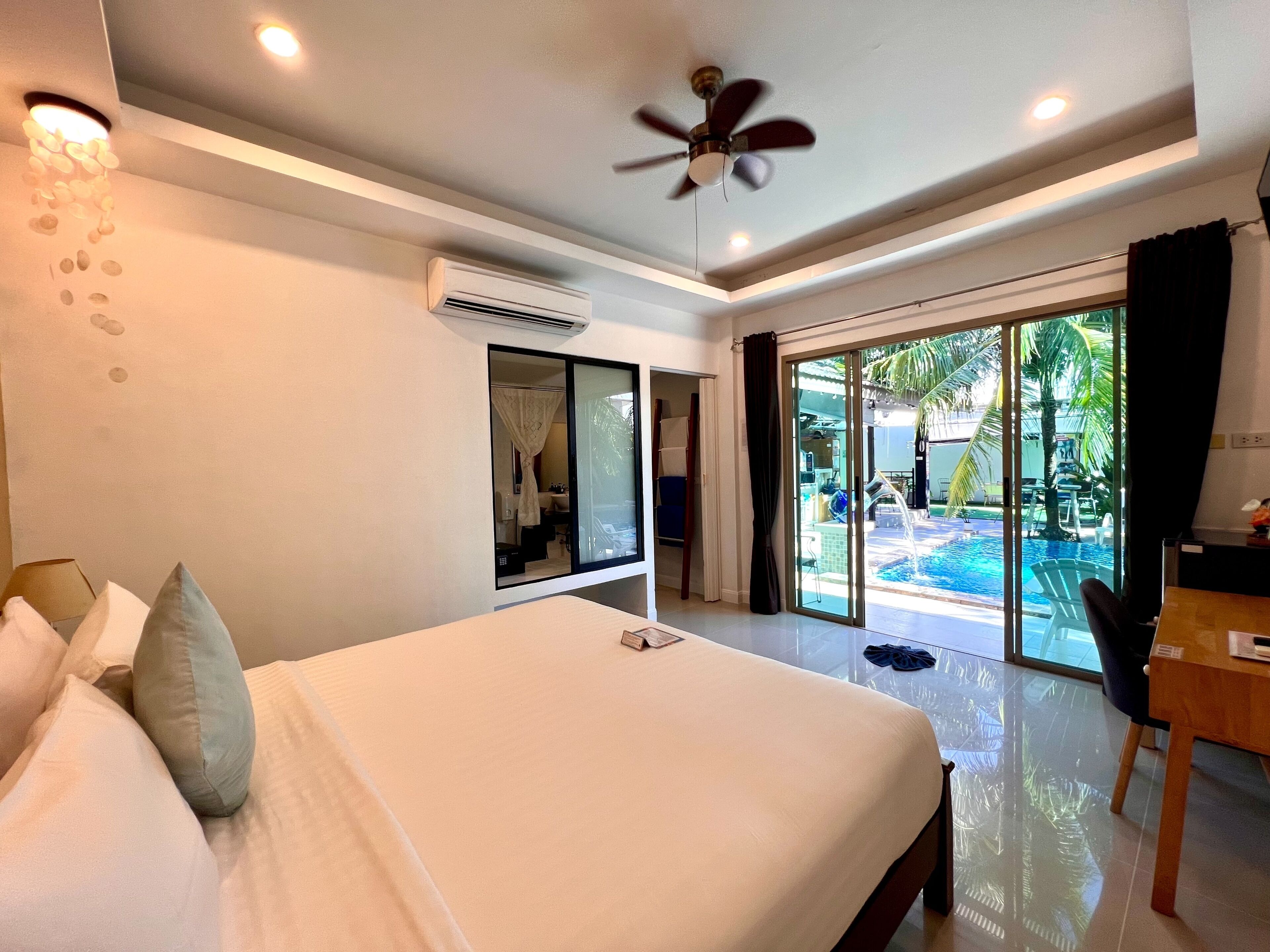 Standard Room, 1 King Bed, Pool Access | In-room safe, desk, blackout curtains, free WiFi