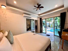 Quarto standard, 1 cama King, acesso à piscina | Cofres nos quartos, escrivaninha, cortinas blackout, Wi-Fi de cortesia
