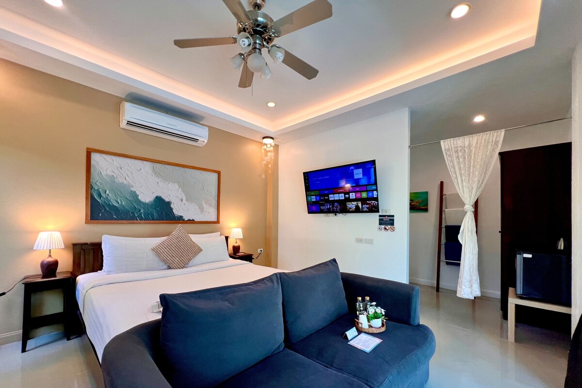 Deluxe Double Room with  Pool View | Bathroom | Shower, rainfall showerhead, free toiletries, hair dryer