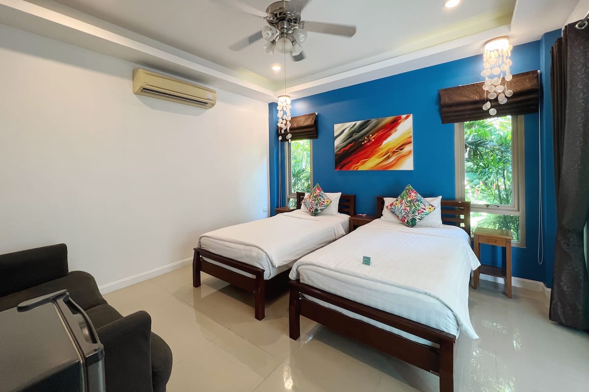 Deluxe Twin Room | In-room safe, desk, blackout drapes, free WiFi