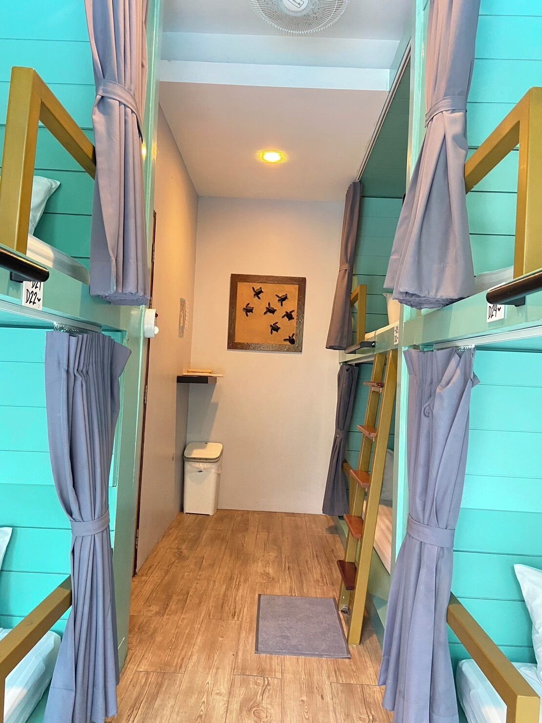 Quarto econômico, em dormitório misto | Cofres nos quartos, escrivaninha, cortinas blackout, Wi-Fi de cortesia