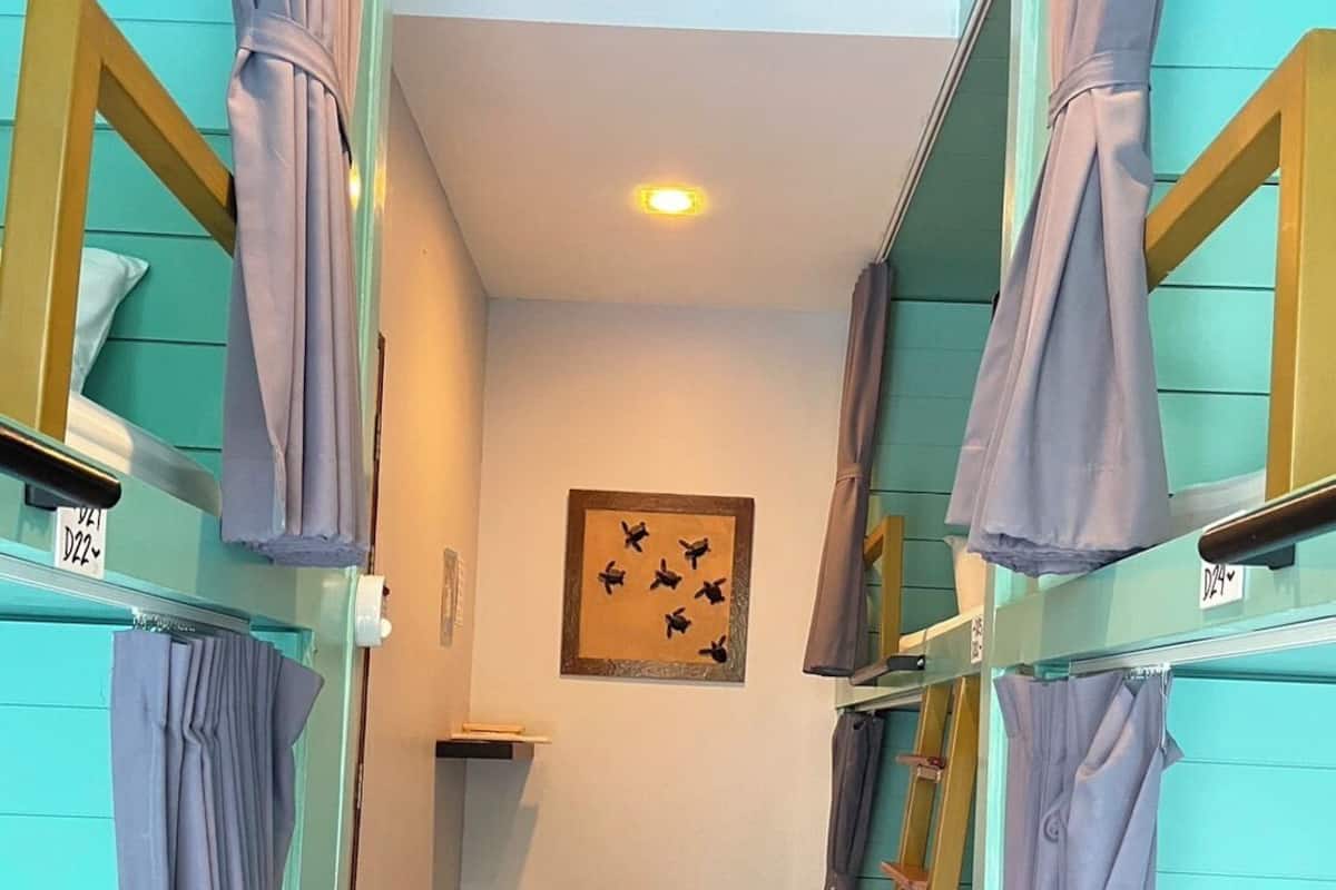 Quarto econômico, em dormitório misto | Cofres nos quartos, escrivaninha, cortinas blackout, Wi-Fi de cortesia