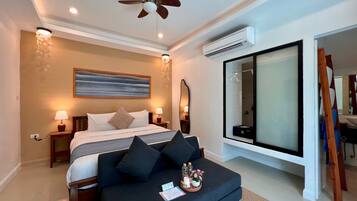 Une chambre d’hôtel moderne équipée d’un lit, de lampes de chevet, d’un ventilateur de plafond, d’un climatiseur, d’un grand miroir et offrant une vue sur l’extérieur.