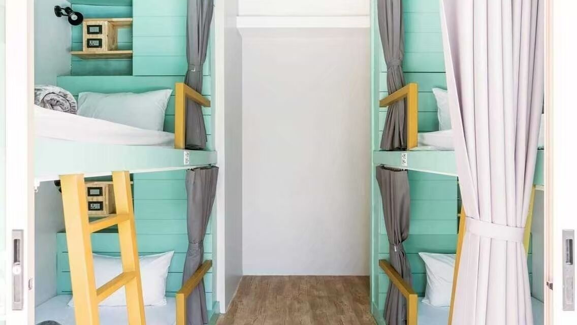 Dormitório compartilhado econômico, em dormitório misto | Cofres nos quartos, escrivaninha, cortinas blackout, Wi-Fi de cortesia